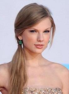 Taylor Swift Hairstyles - Side Ponytail